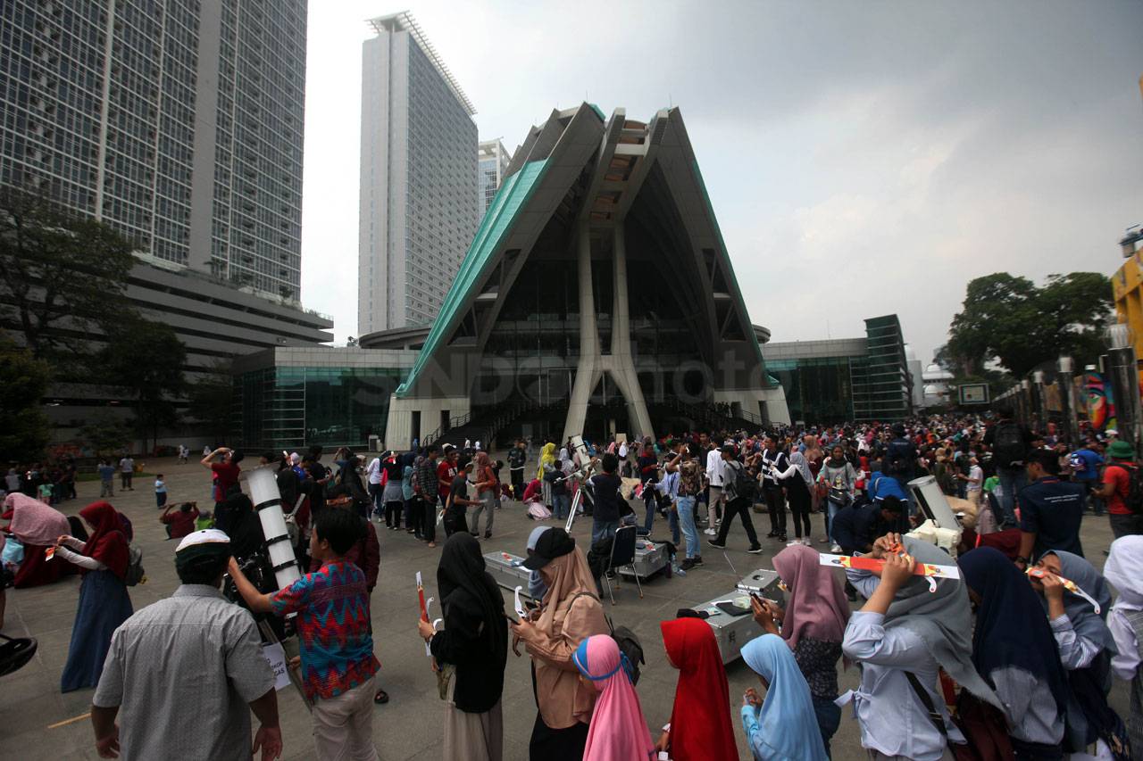 Antusias Warga Melihat...