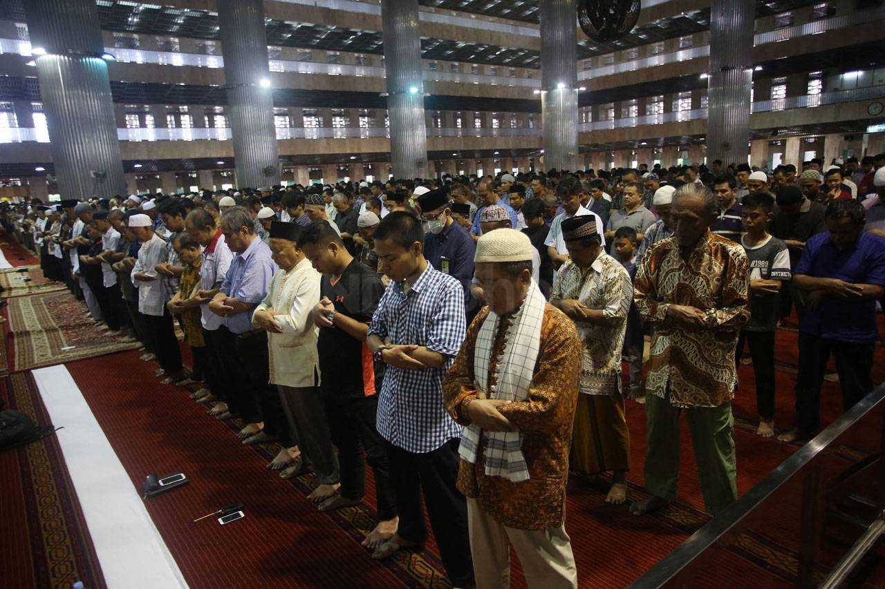 Ribuan Umat Muslim Salat...