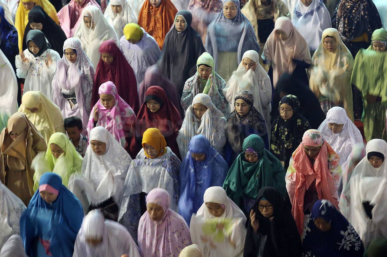 Ribuan Umat Muslim Salat...