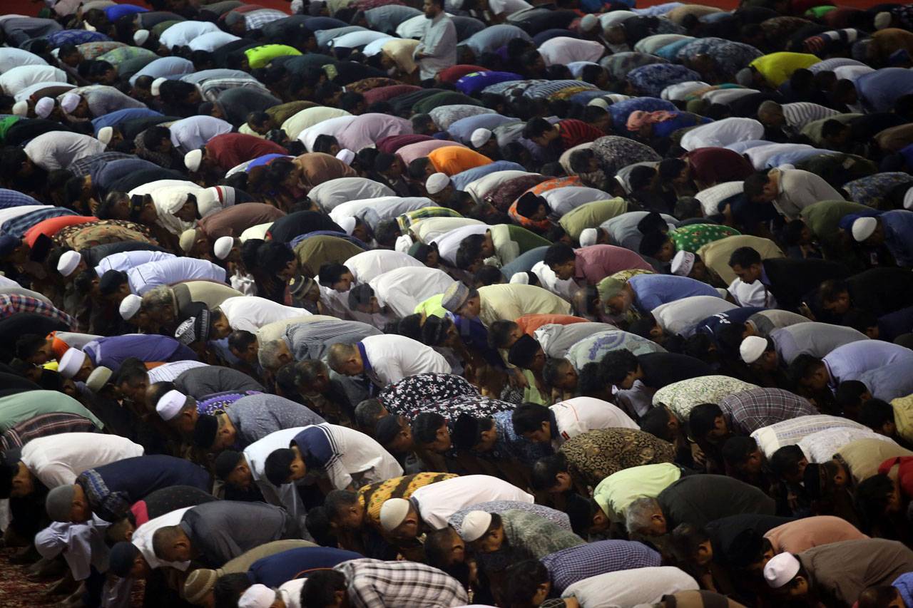 Ribuan Umat Muslim Salat...