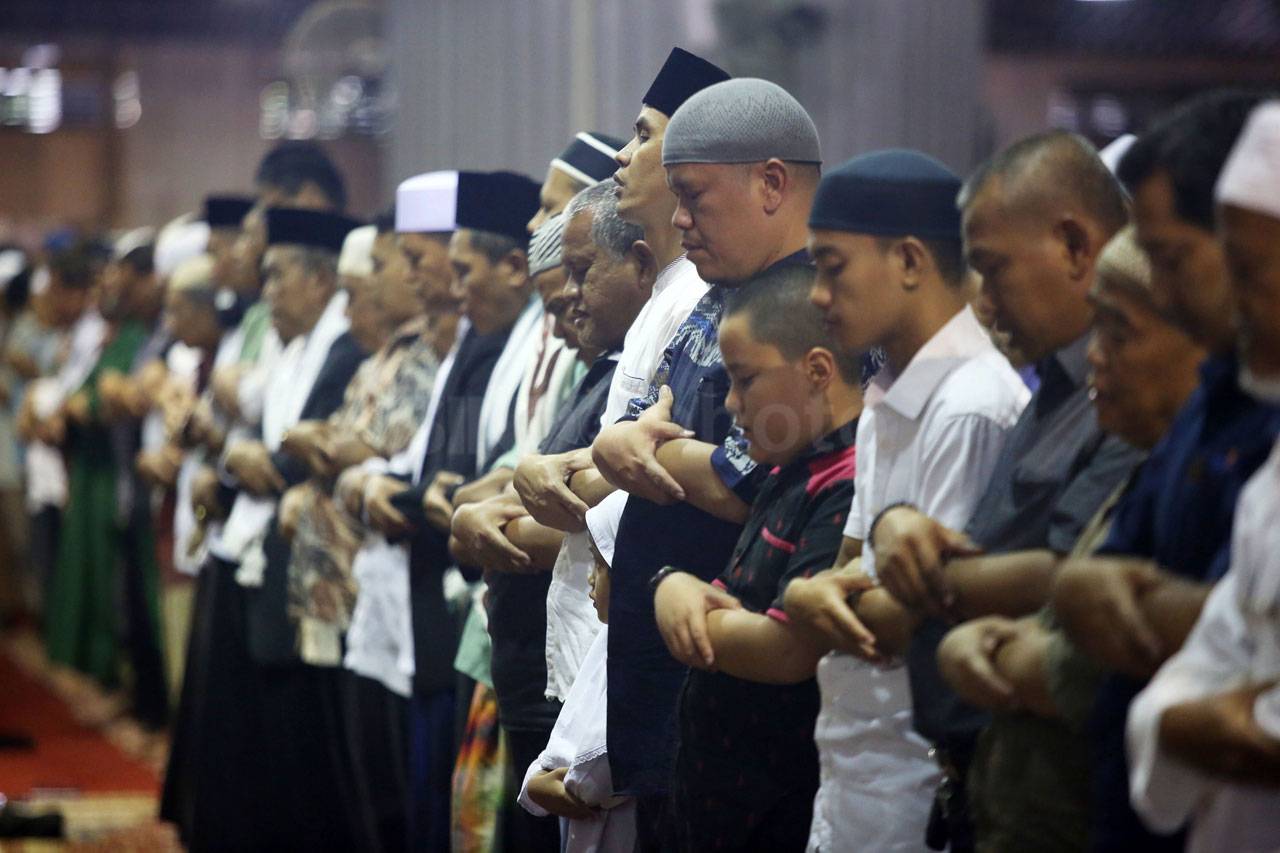 Ribuan Umat Muslim Salat...