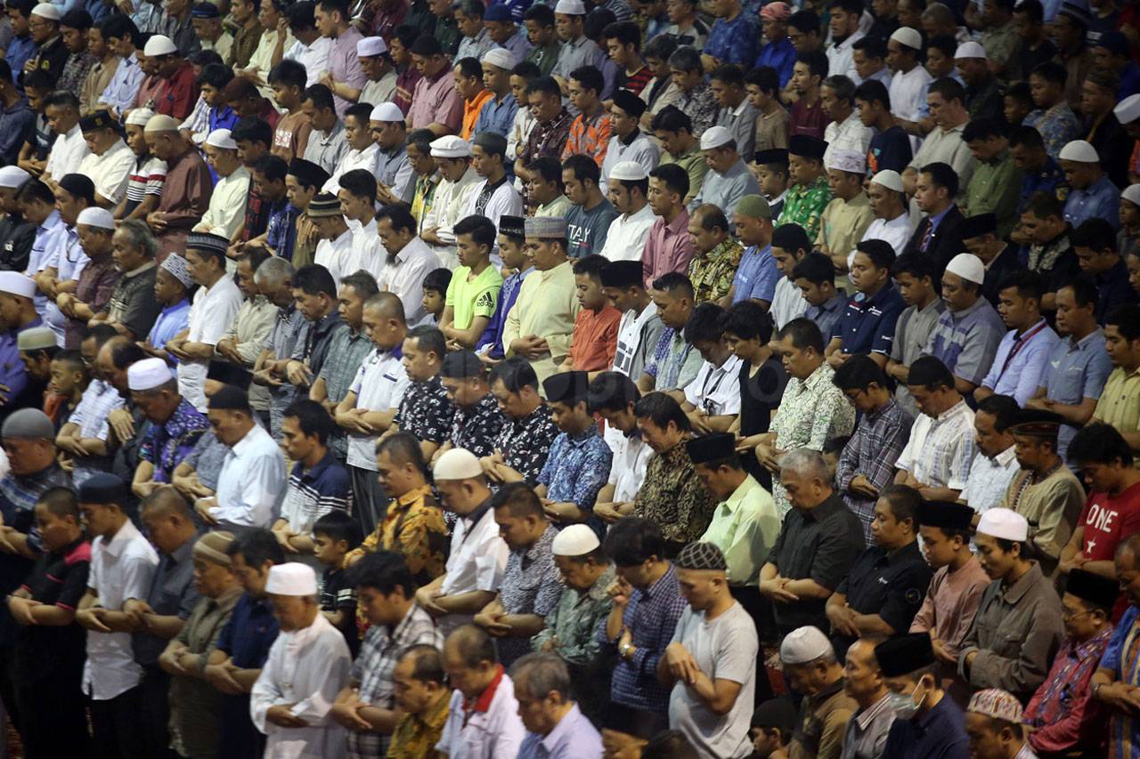 Ribuan Umat Muslim Salat...