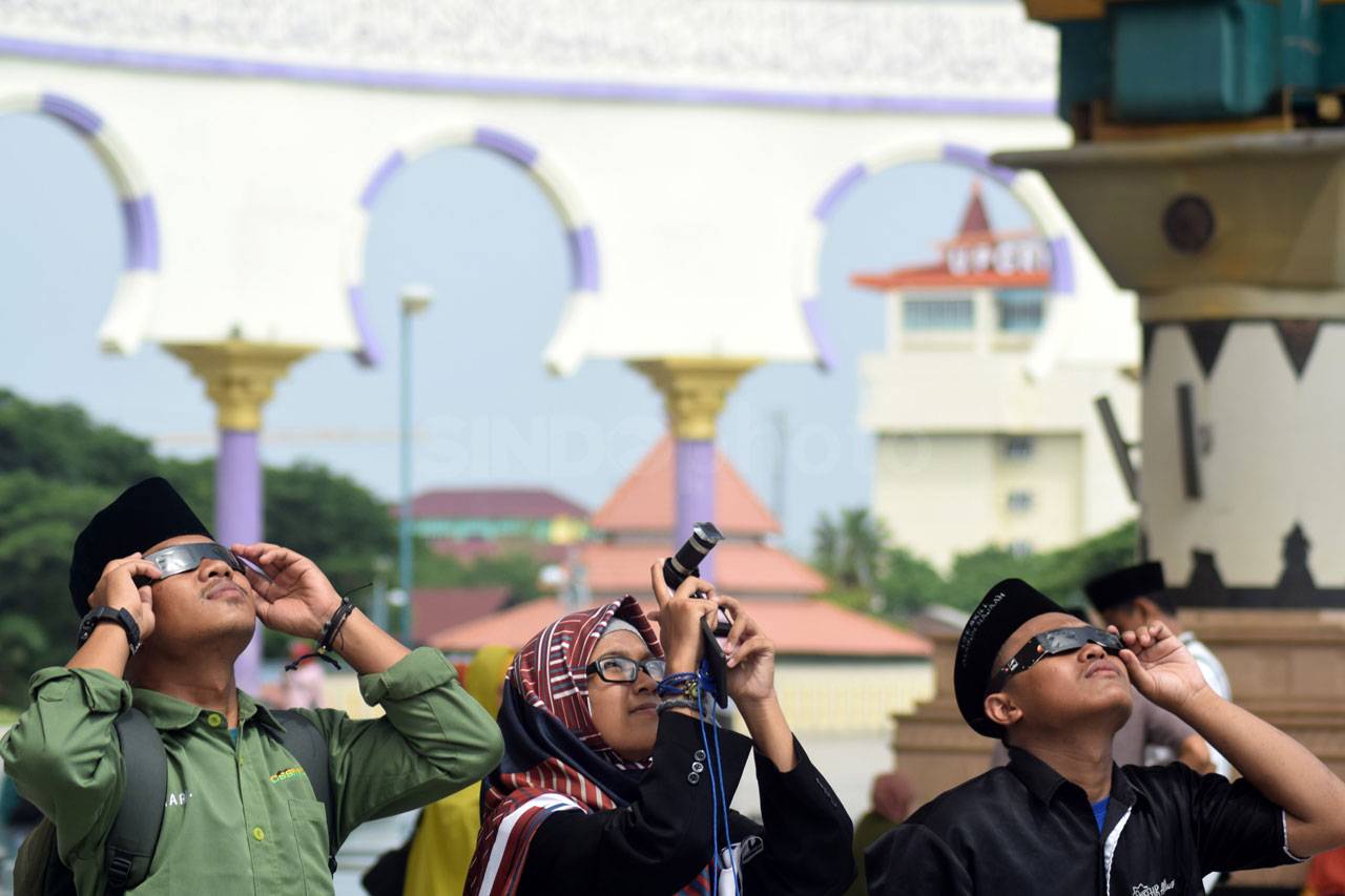 Warga Semarang Saksikan...