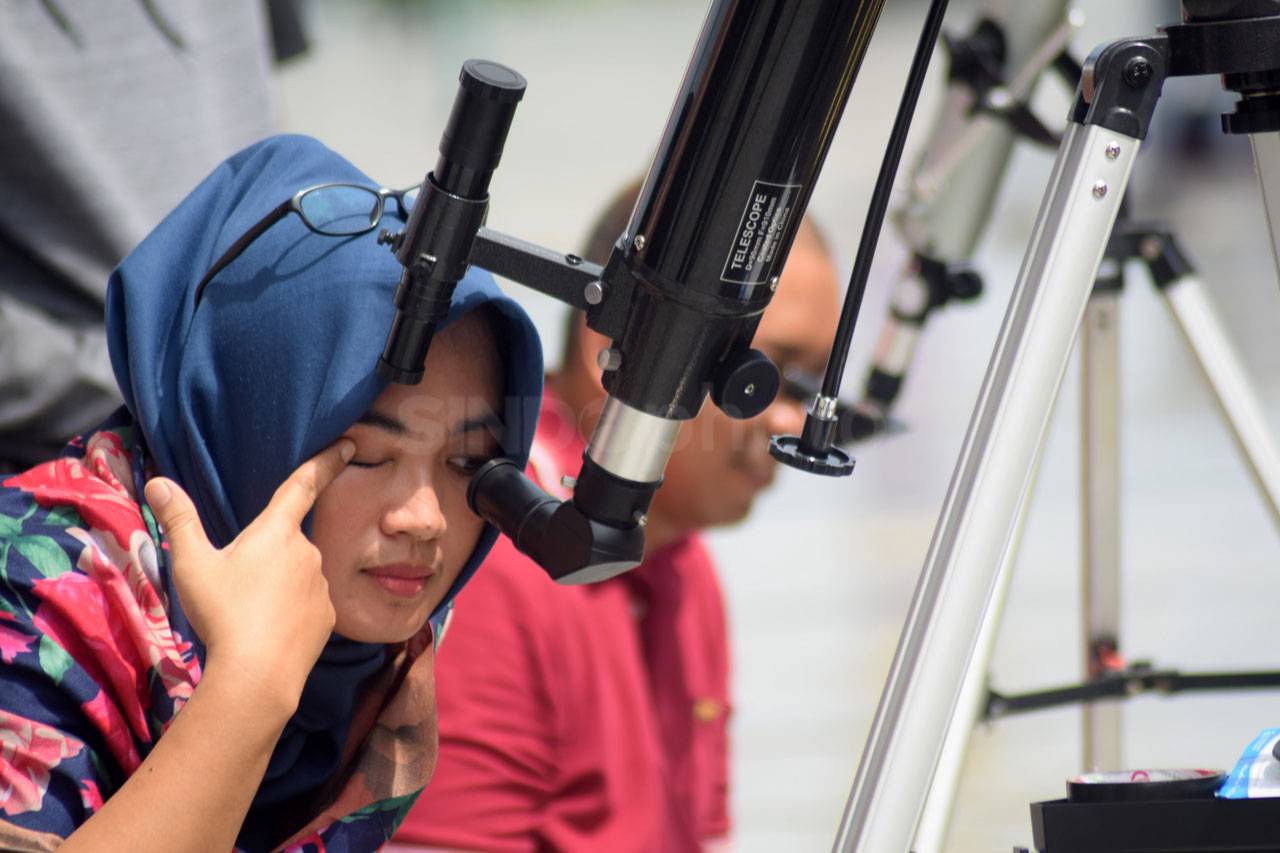 Warga Semarang Saksikan...
