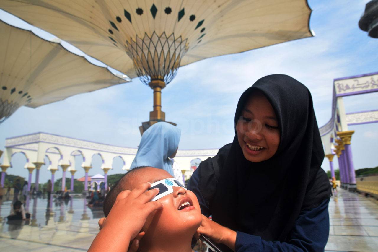 Warga Semarang Saksikan...