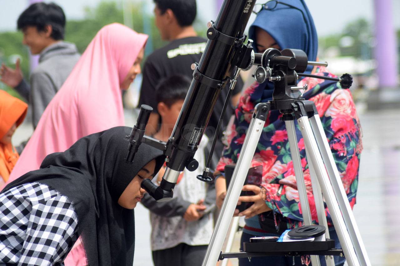 Warga Semarang Saksikan...