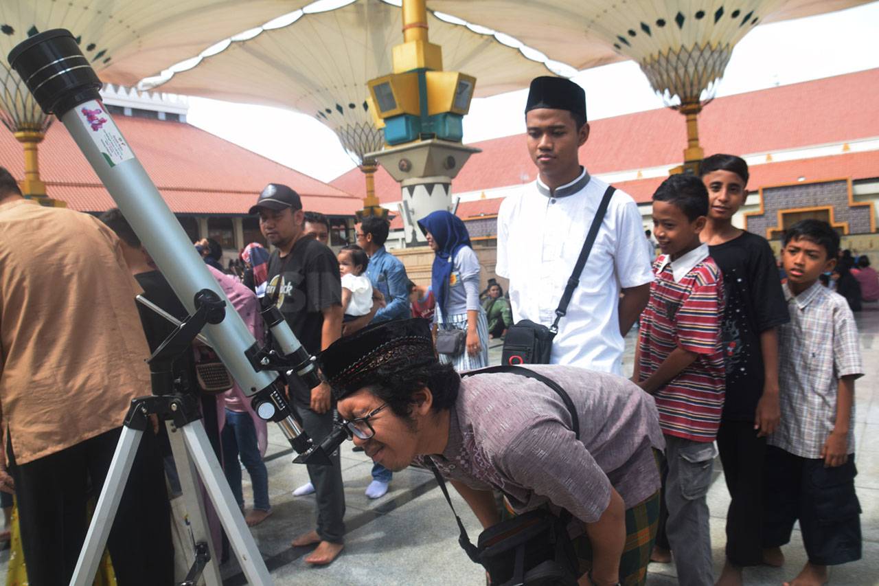 Warga Semarang Saksikan...