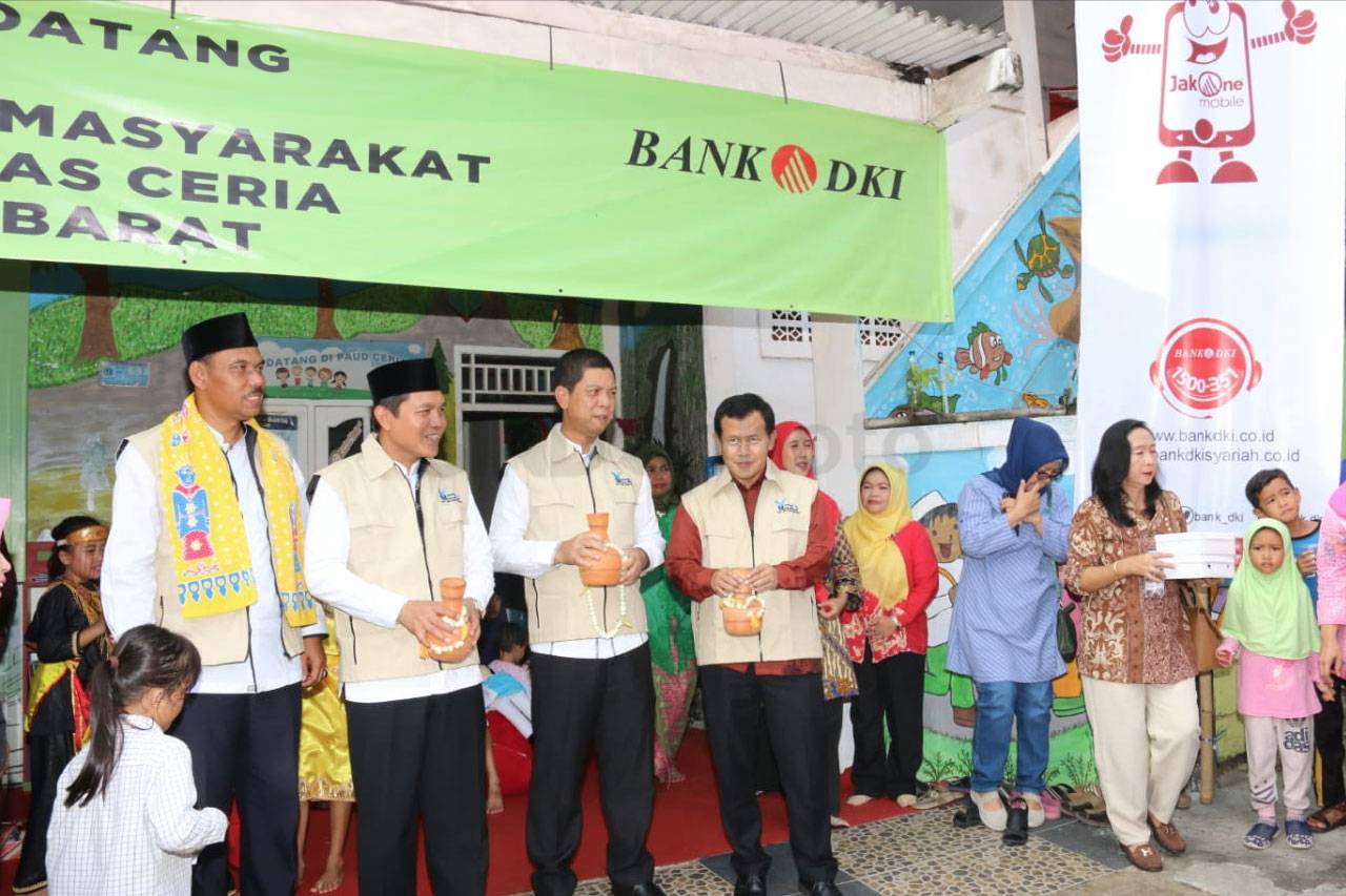 Bank DKI Serahkan Bantuan...