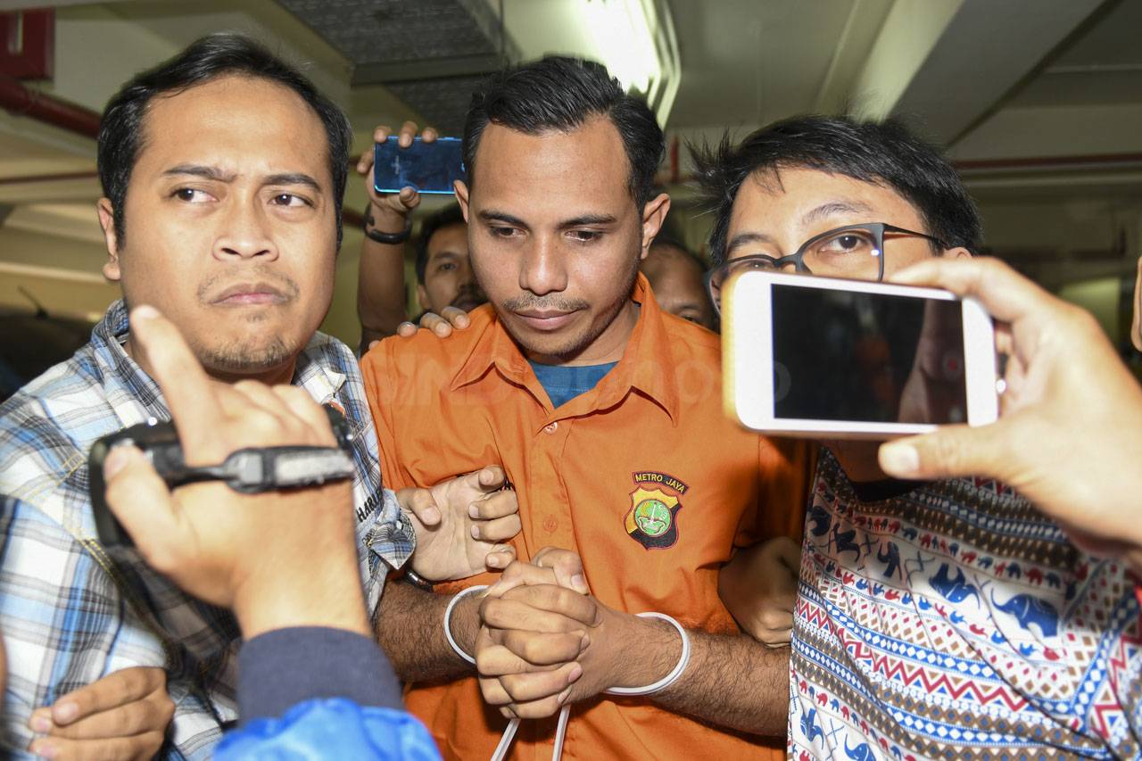 Penyiram Air Keras Terhadap...