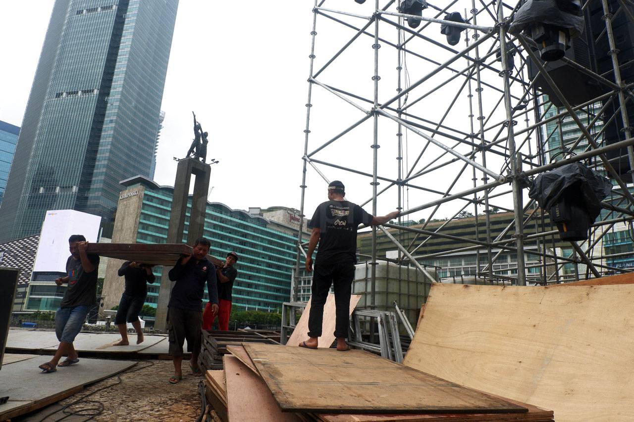 Persiapan Panggung Hiburan...