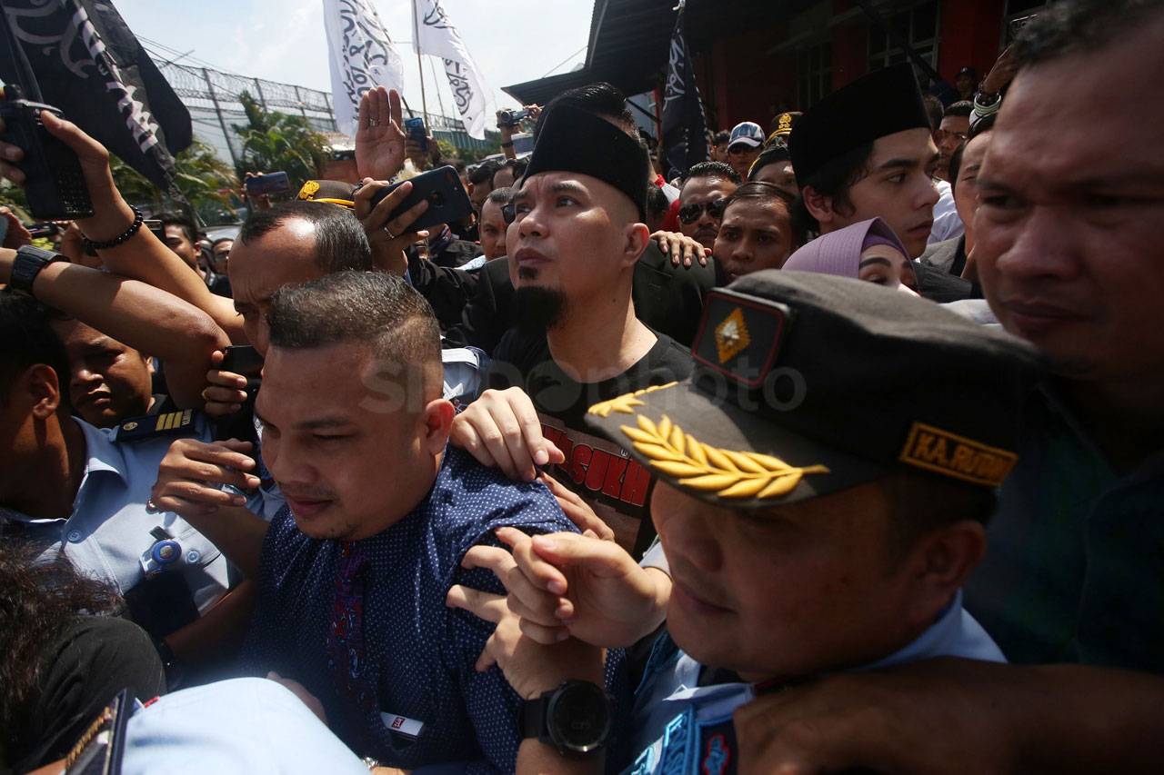Naik Unimog, Ahmad Dhani...
