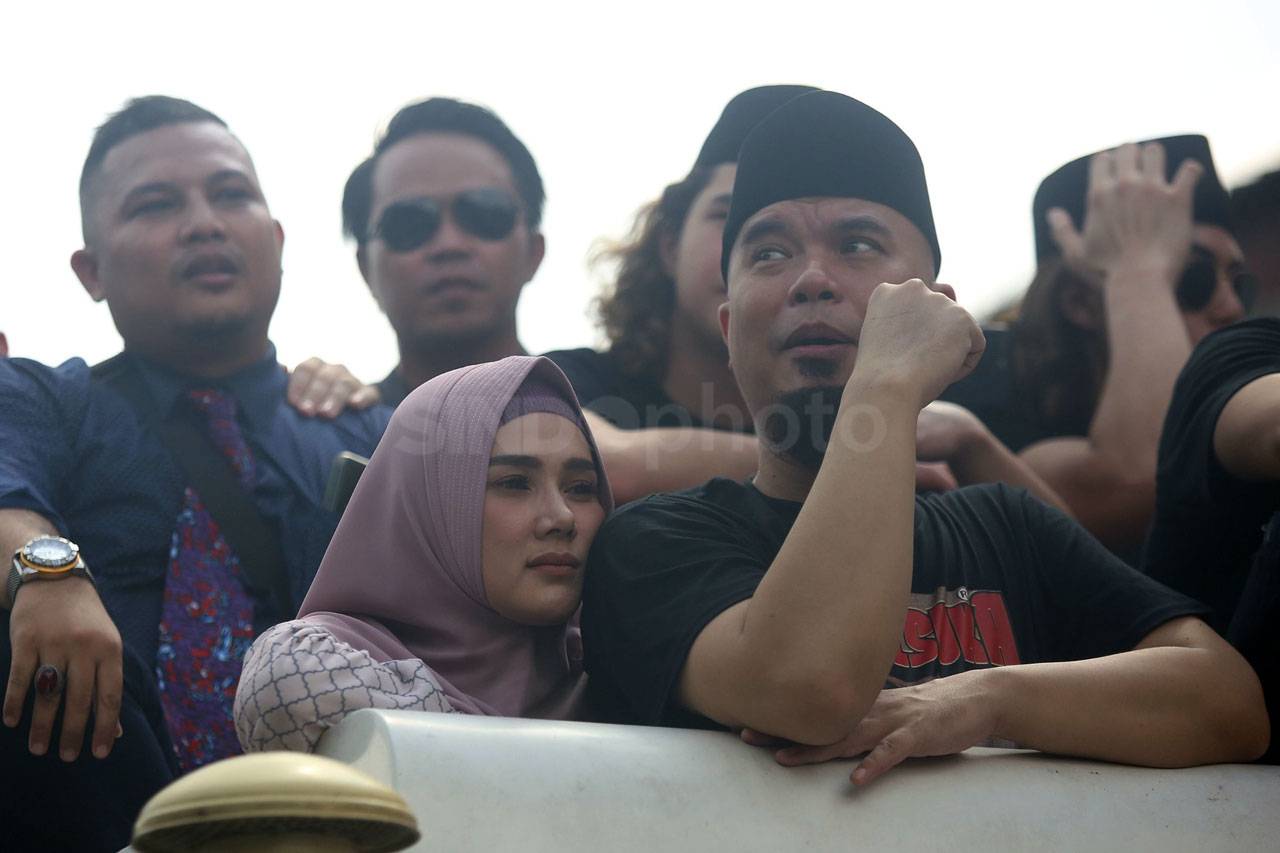 Naik Unimog, Ahmad Dhani...