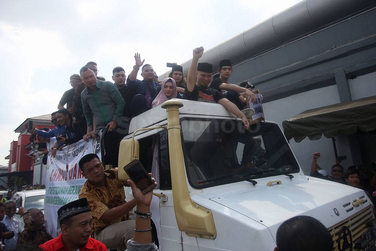 Naik Unimog, Ahmad Dhani...