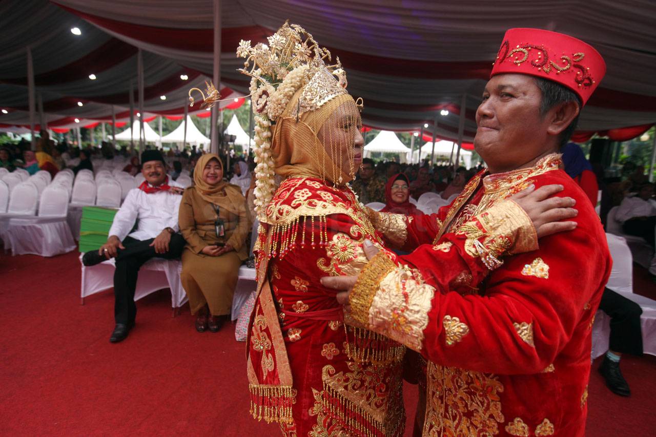 Ratusan Pasang Pengantin...