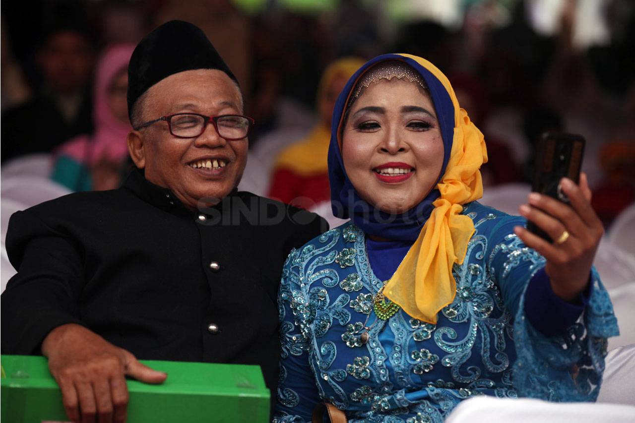 Ratusan Pasang Pengantin...