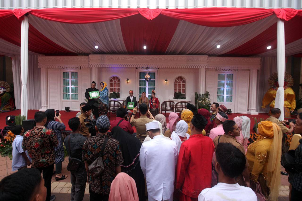 Ratusan Pasang Pengantin...