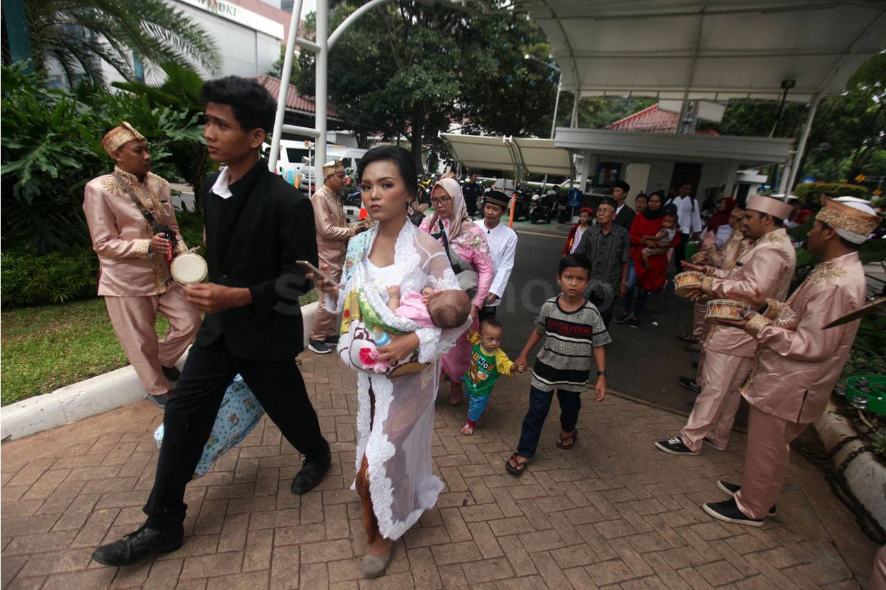 Ratusan Pasang Pengantin...