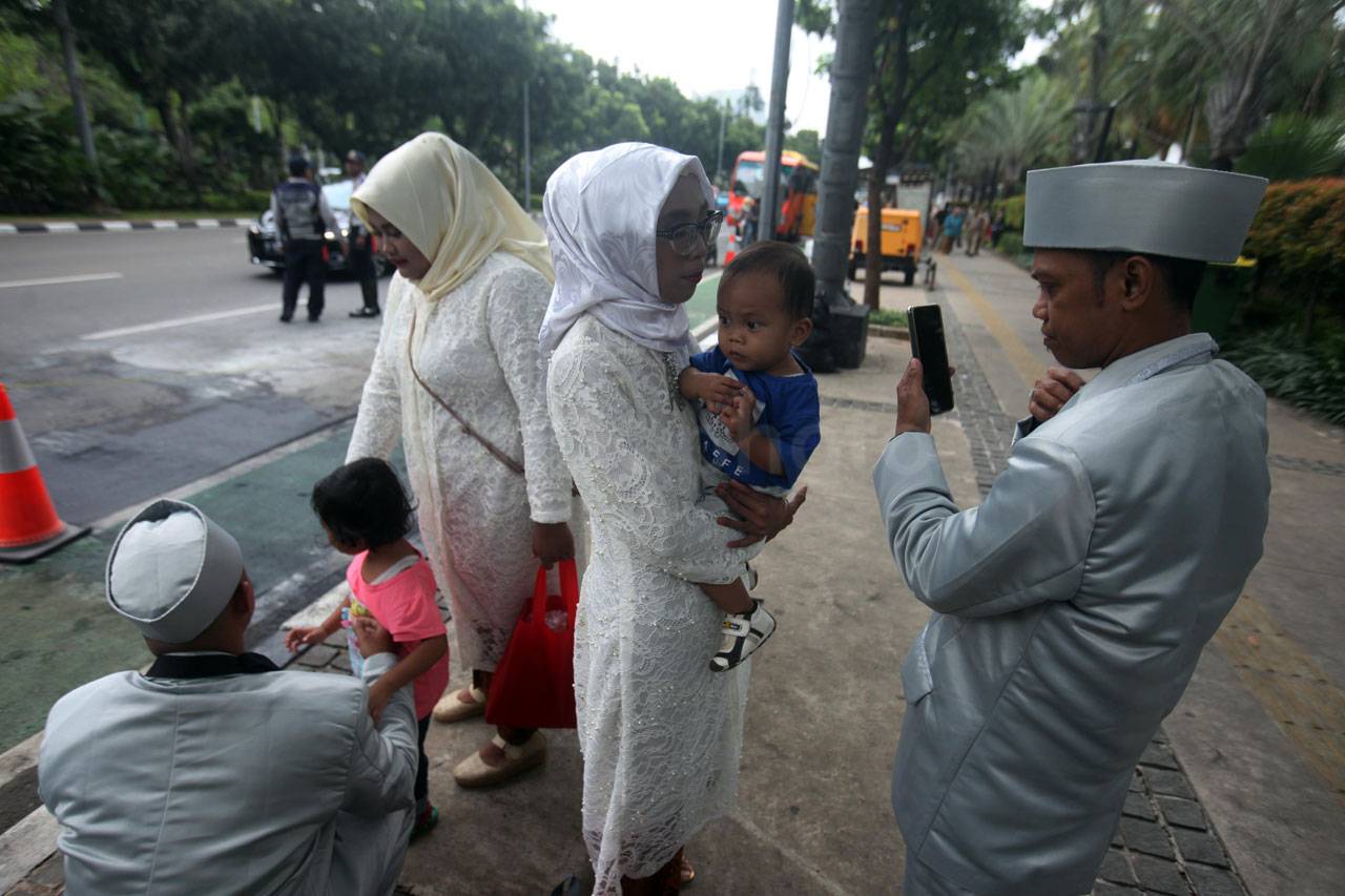 Ratusan Pasang Pengantin...