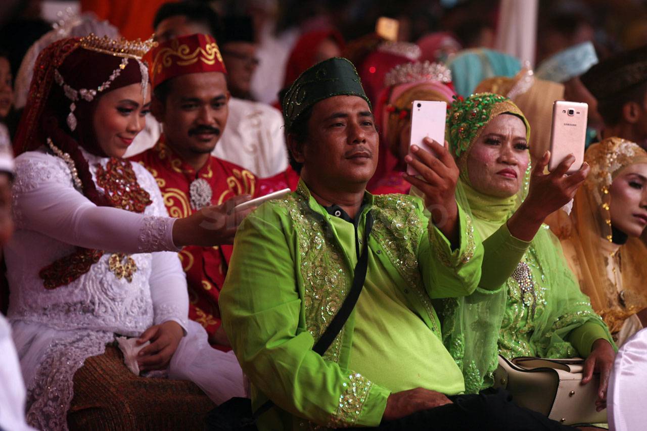 Ratusan Pasang Pengantin...