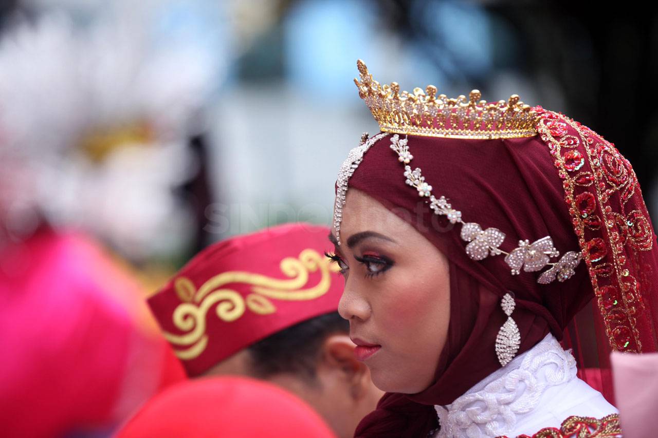 Ratusan Pasang Pengantin...