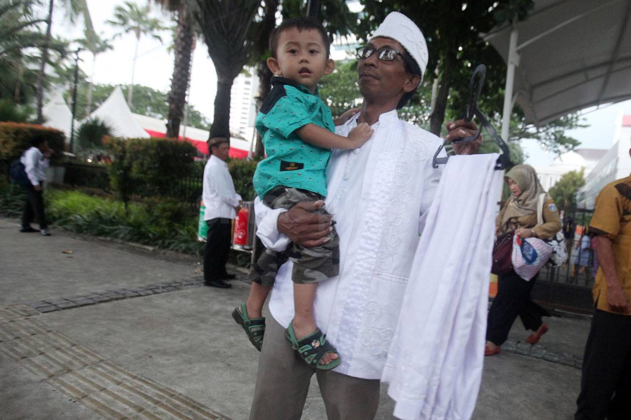 Ratusan Pasang Pengantin...