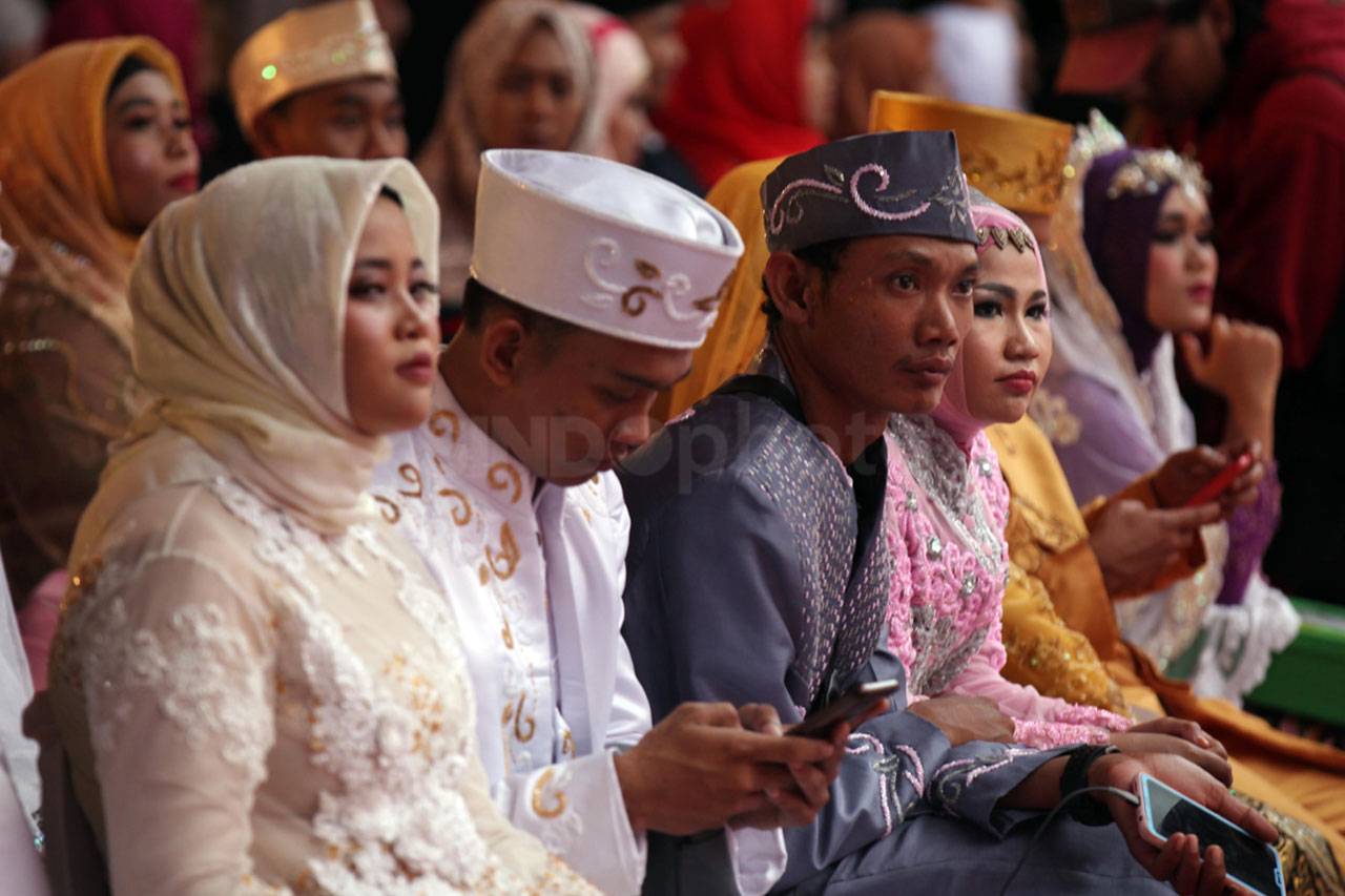 Ratusan Pasang Pengantin...