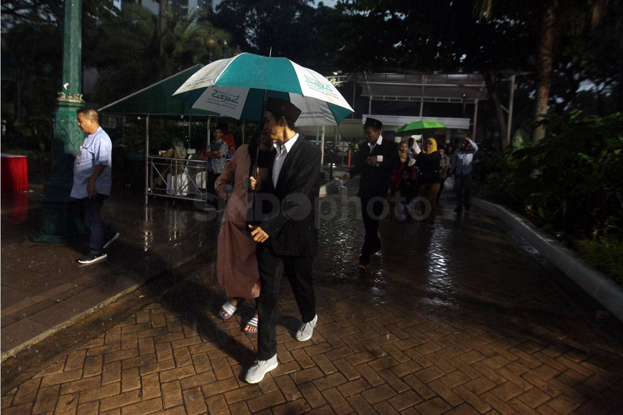 Ratusan Pasang Pengantin...