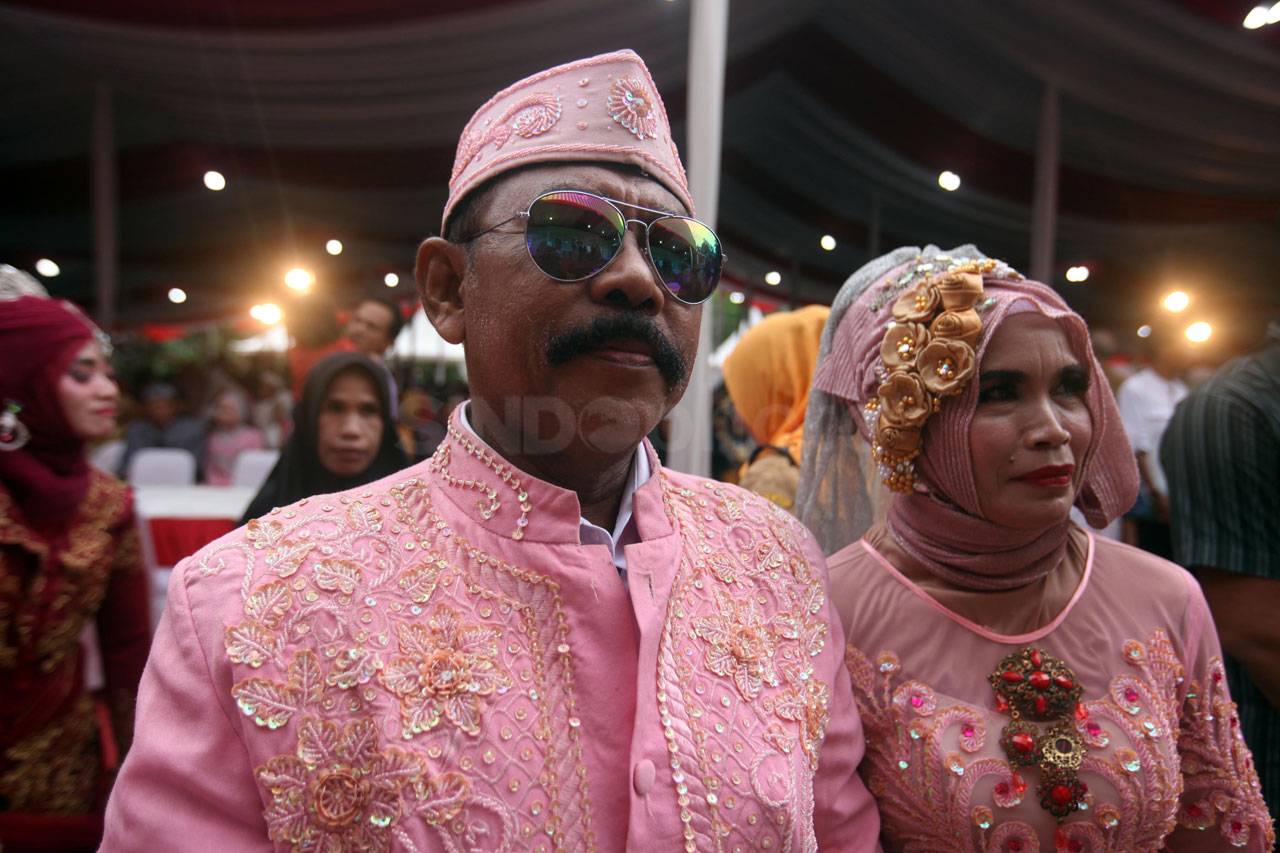 Ratusan Pasang Pengantin...