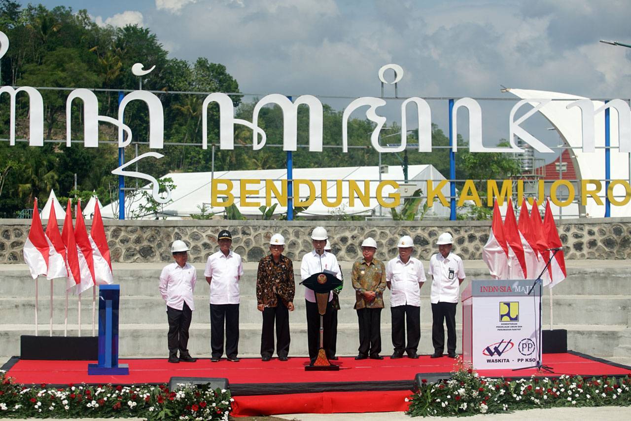 Presiden Jokowi Resmikan...