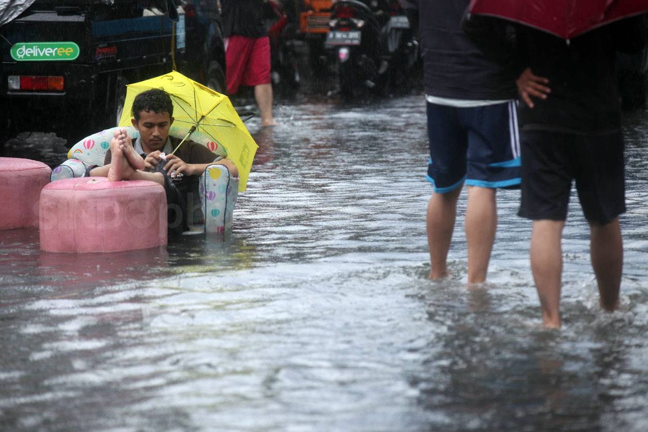 Terendam Banjir, Jalan...