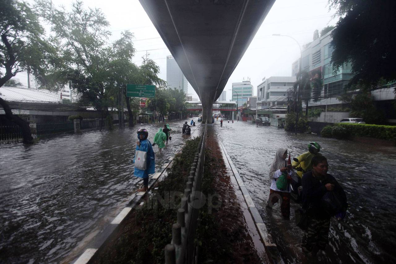 Terendam Banjir, Jalan...