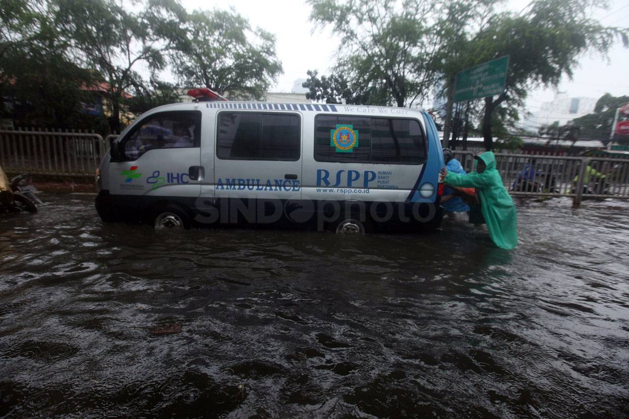 Terendam Banjir, Jalan...