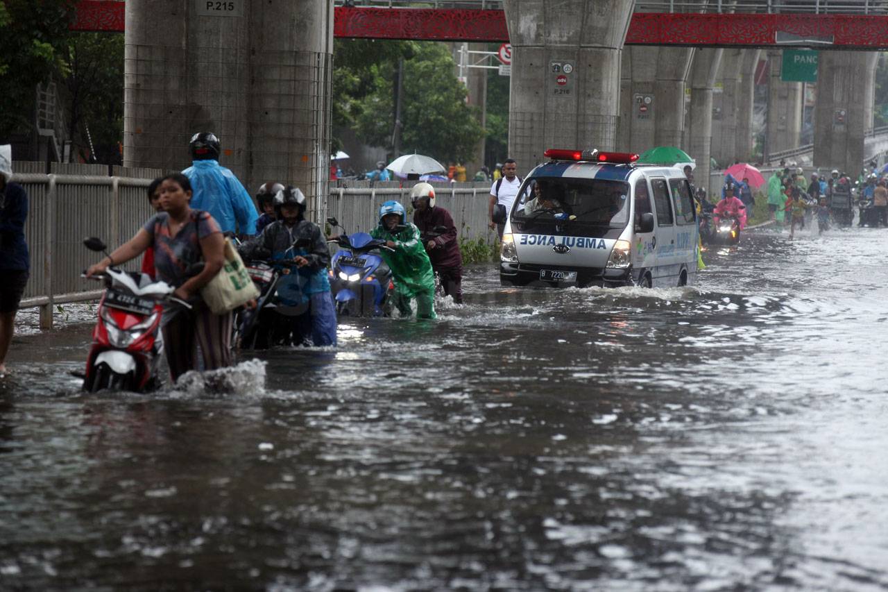 Terendam Banjir, Jalan...