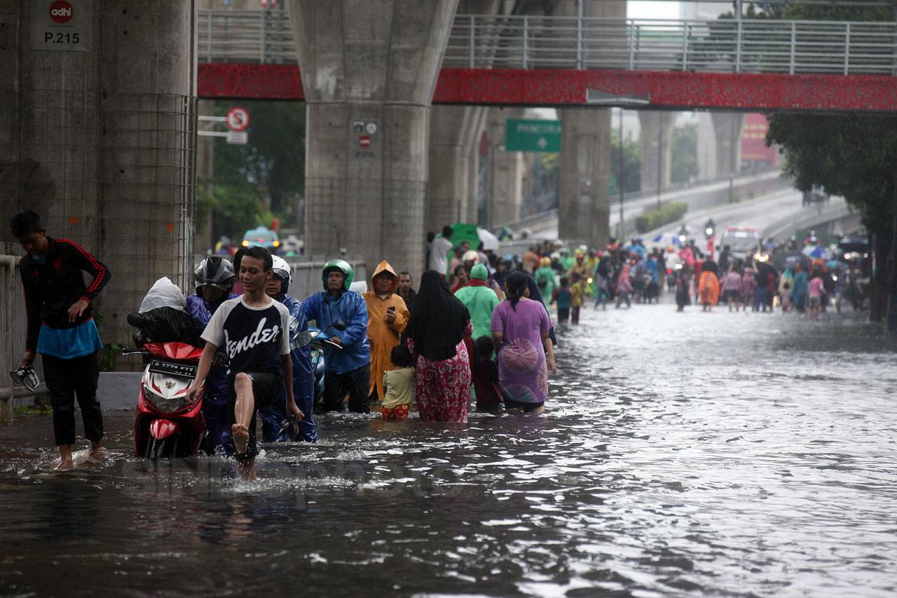 Terendam Banjir, Jalan...