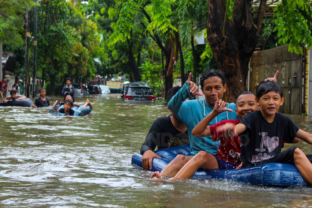 Puluhan Mobil Terendam...