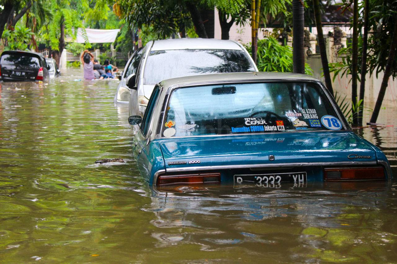 Puluhan Mobil Terendam...