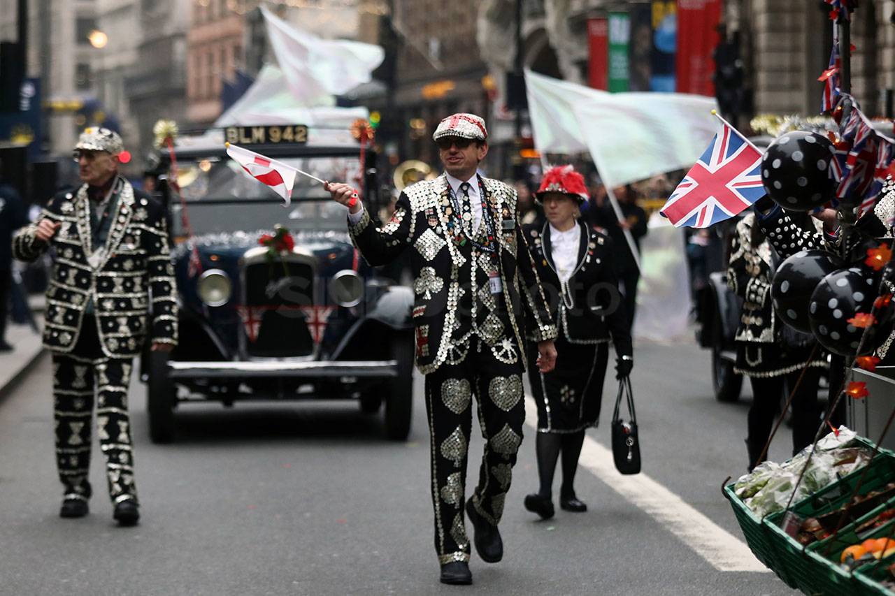 Ratusan Warga London...