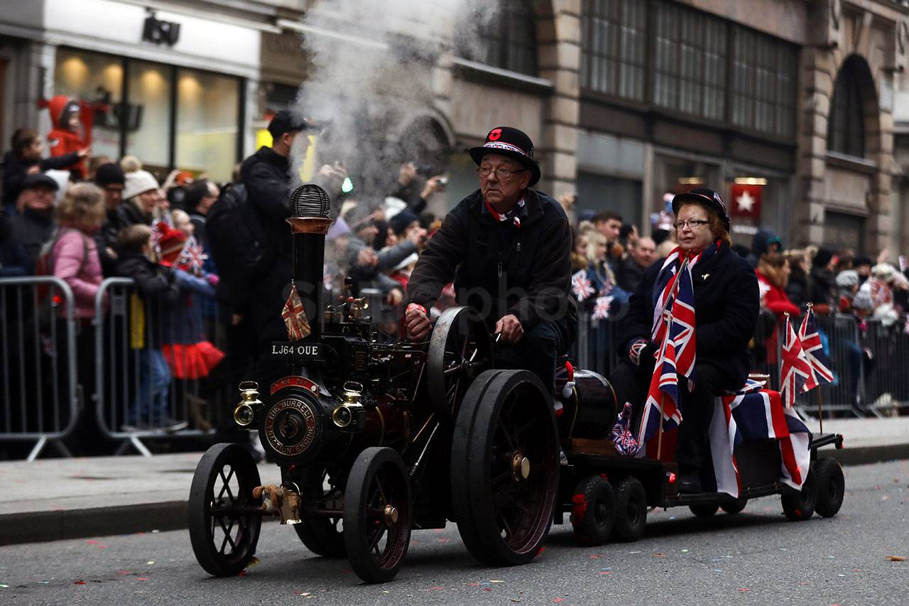 Ratusan Warga London...