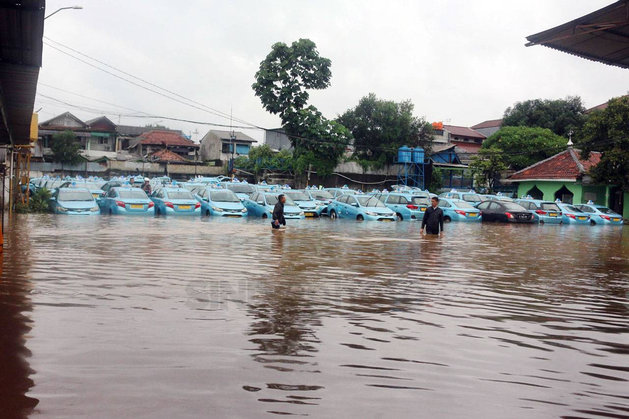 Puluhan Taksi Bluebird...