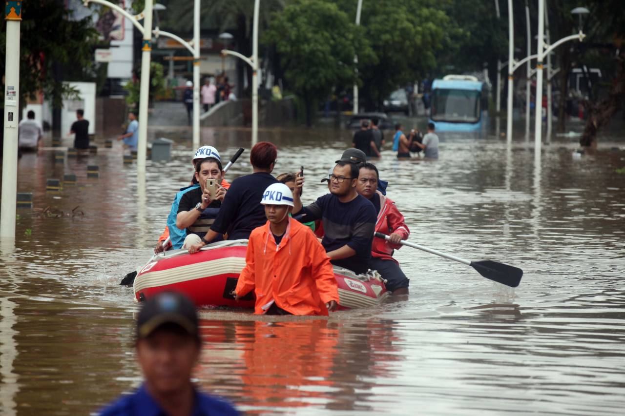 Pertokoan dan Hotel...