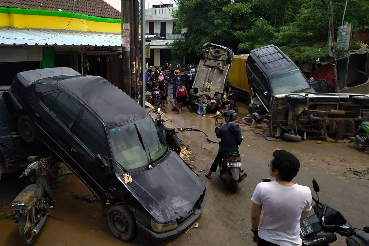 Mobil Bertumpuk Pascabanjir...