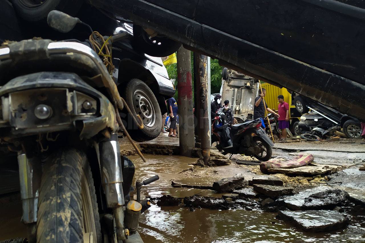 Mobil Bertumpuk Pascabanjir...