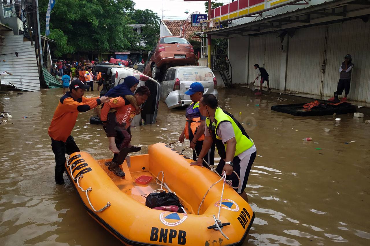 Mobil Bertumpuk Pascabanjir...