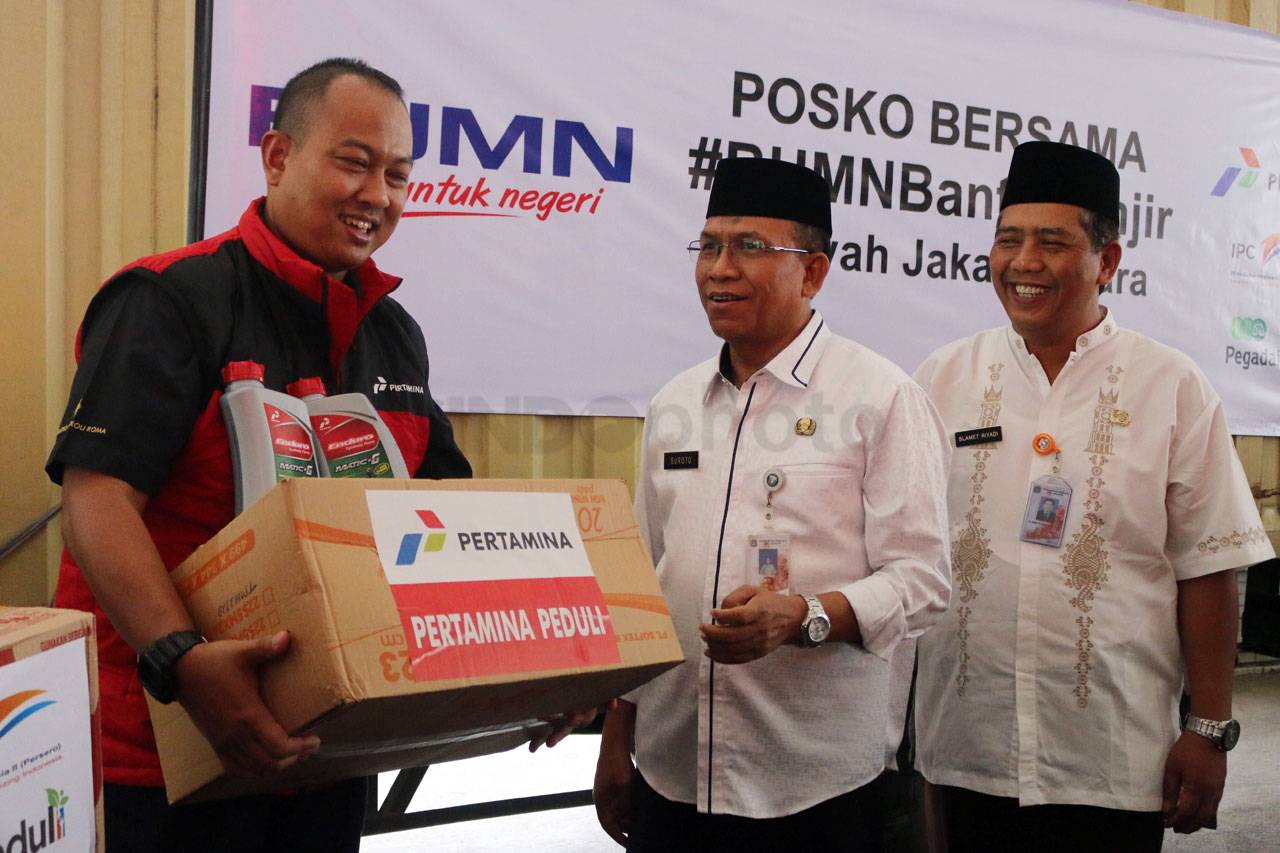 Pertamina Serahkan Bantuan...
