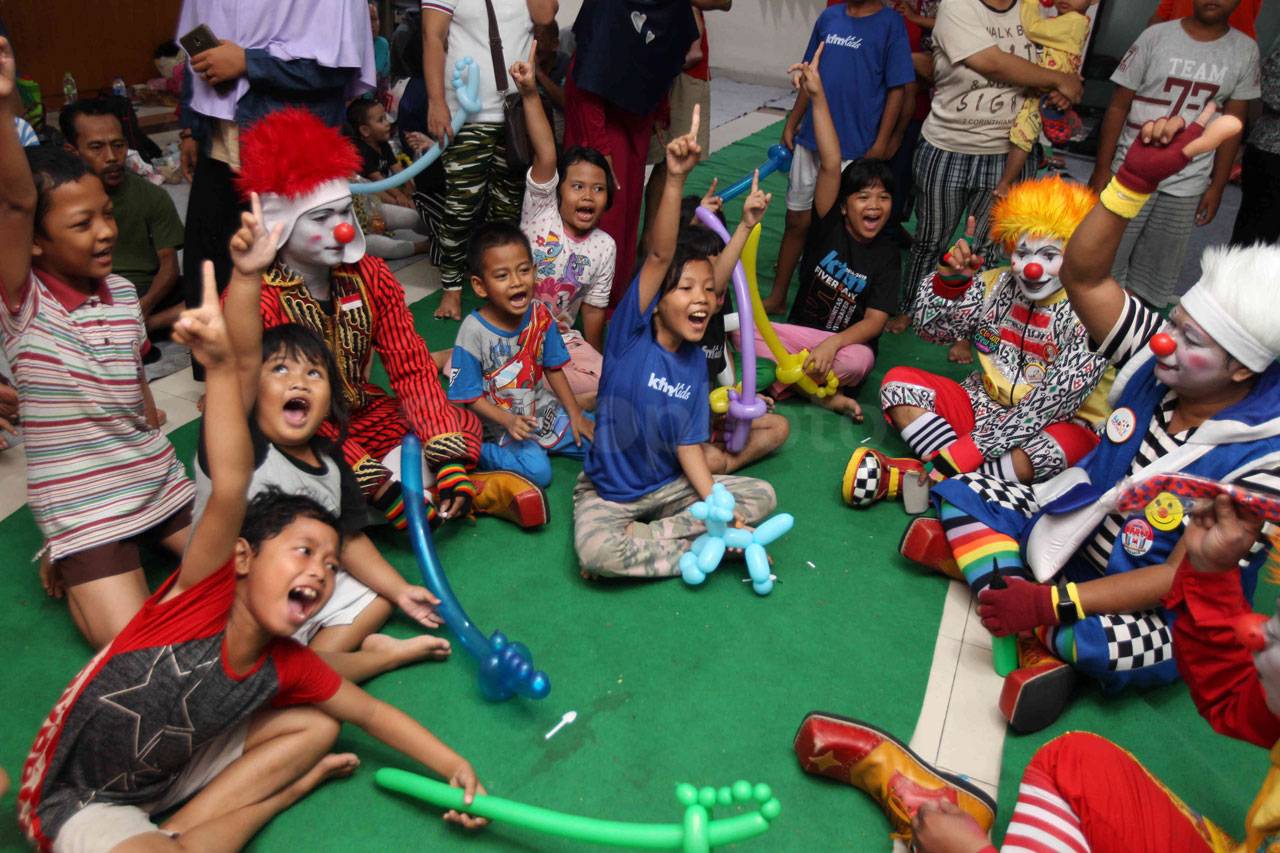 Badut Hibur Anak-anak...