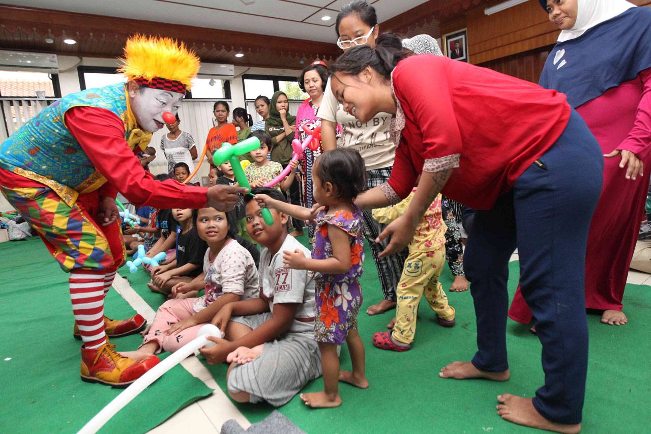 Badut Hibur Anak-anak...