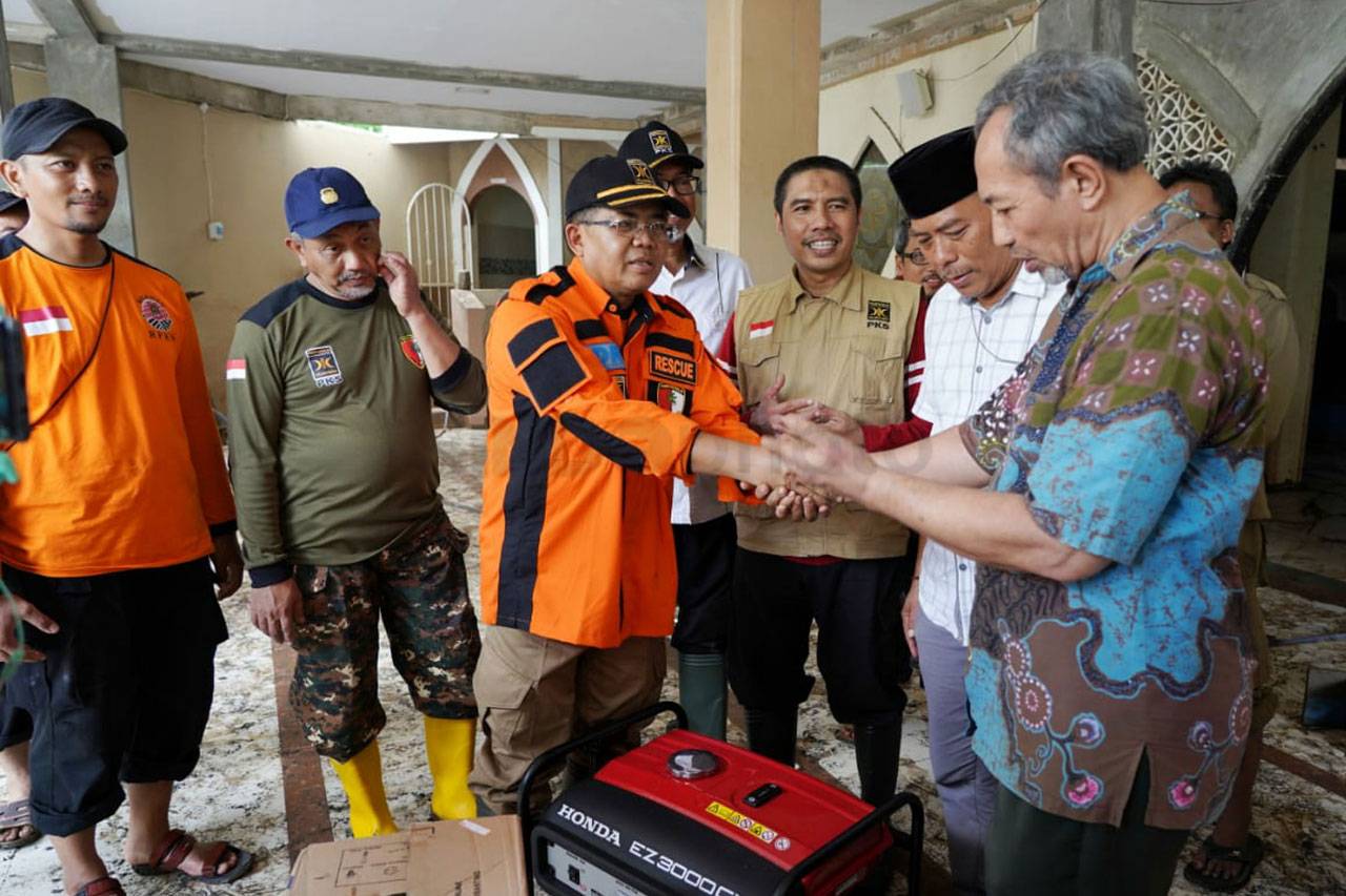 Presiden PKS Kunjungi...