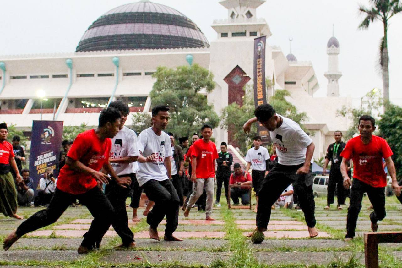 Pertandingan Sepakbola...