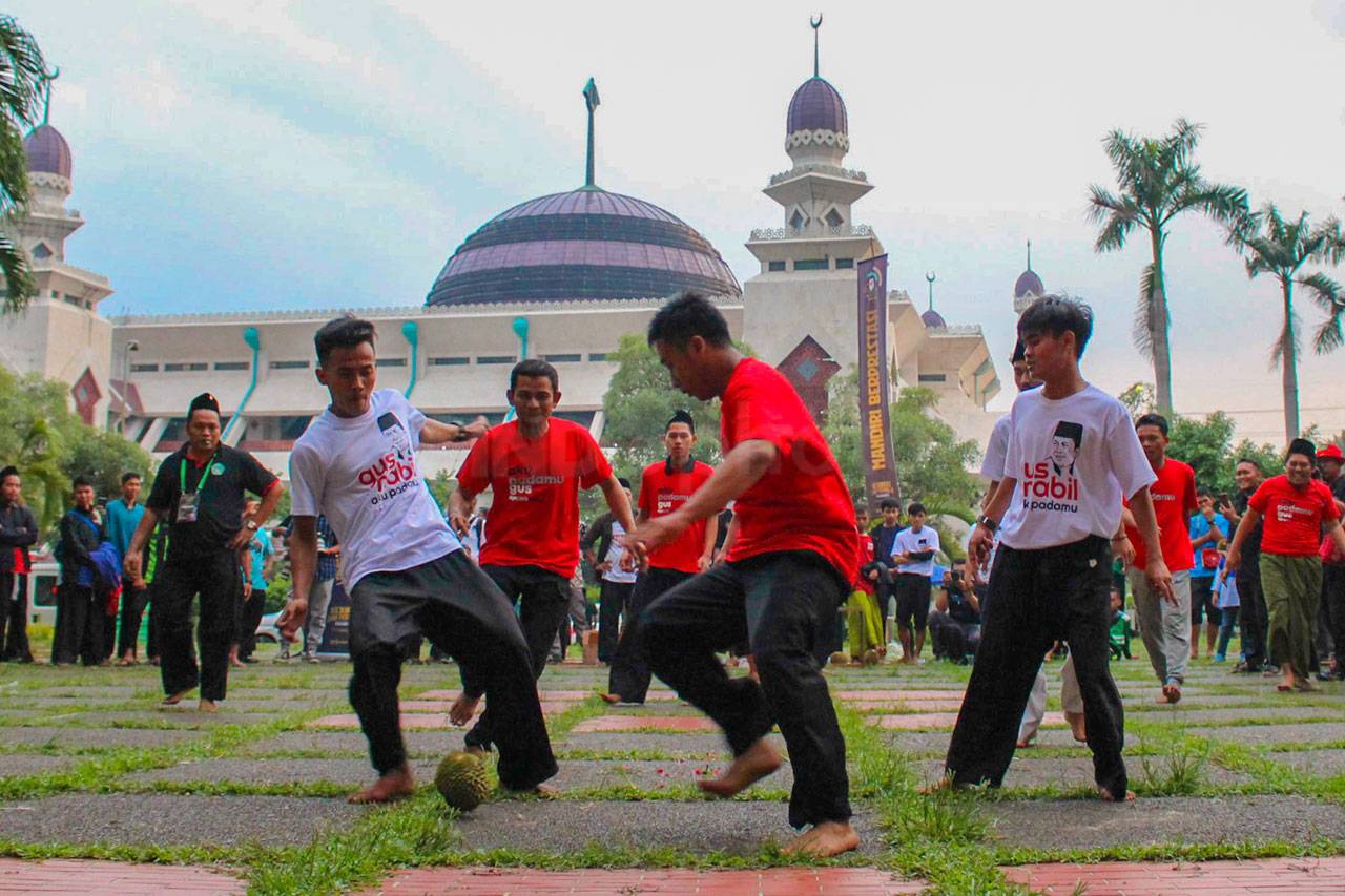 Pertandingan Sepakbola...