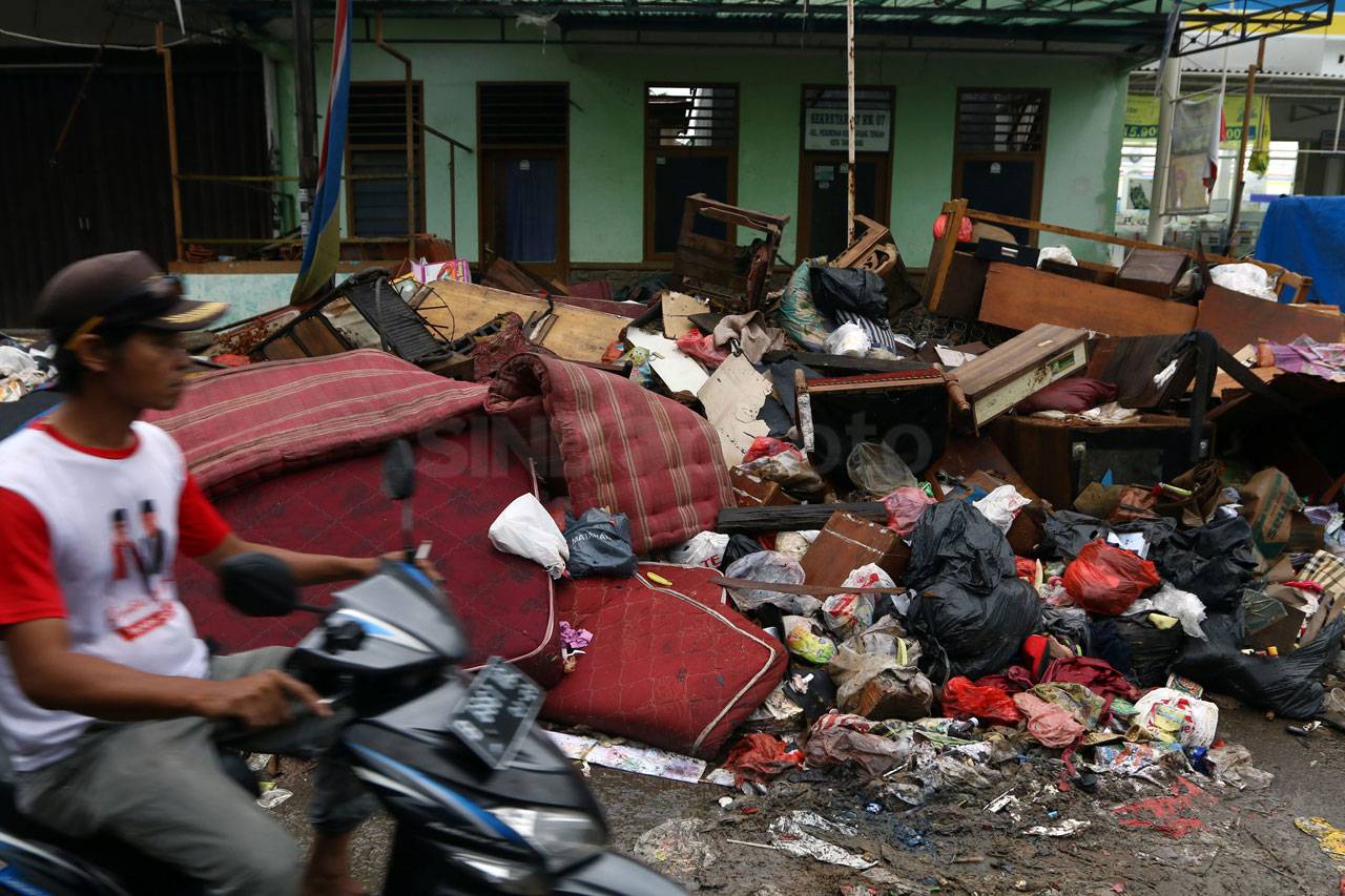 Banjir Sisakan Sampah...